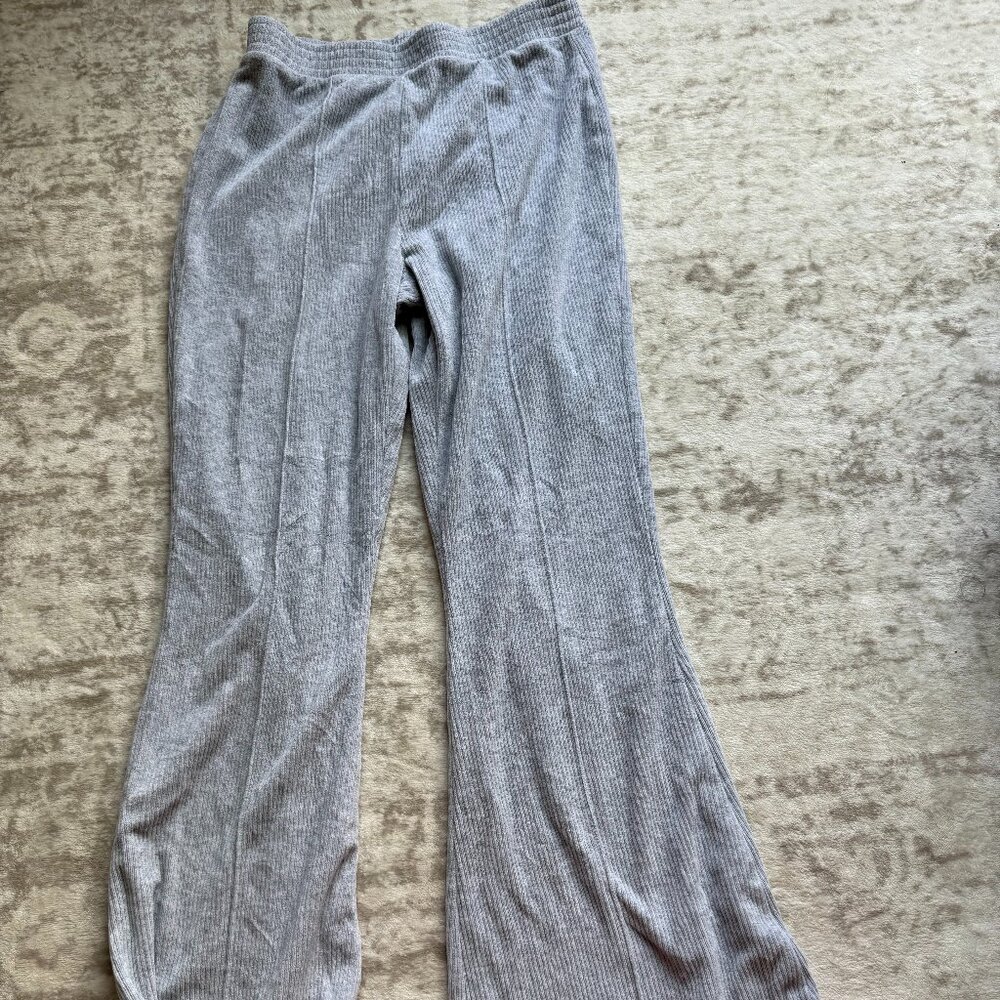 Aerie Gray Flare Knit Pants – Size M | Soft & Stylish Lounge Essential